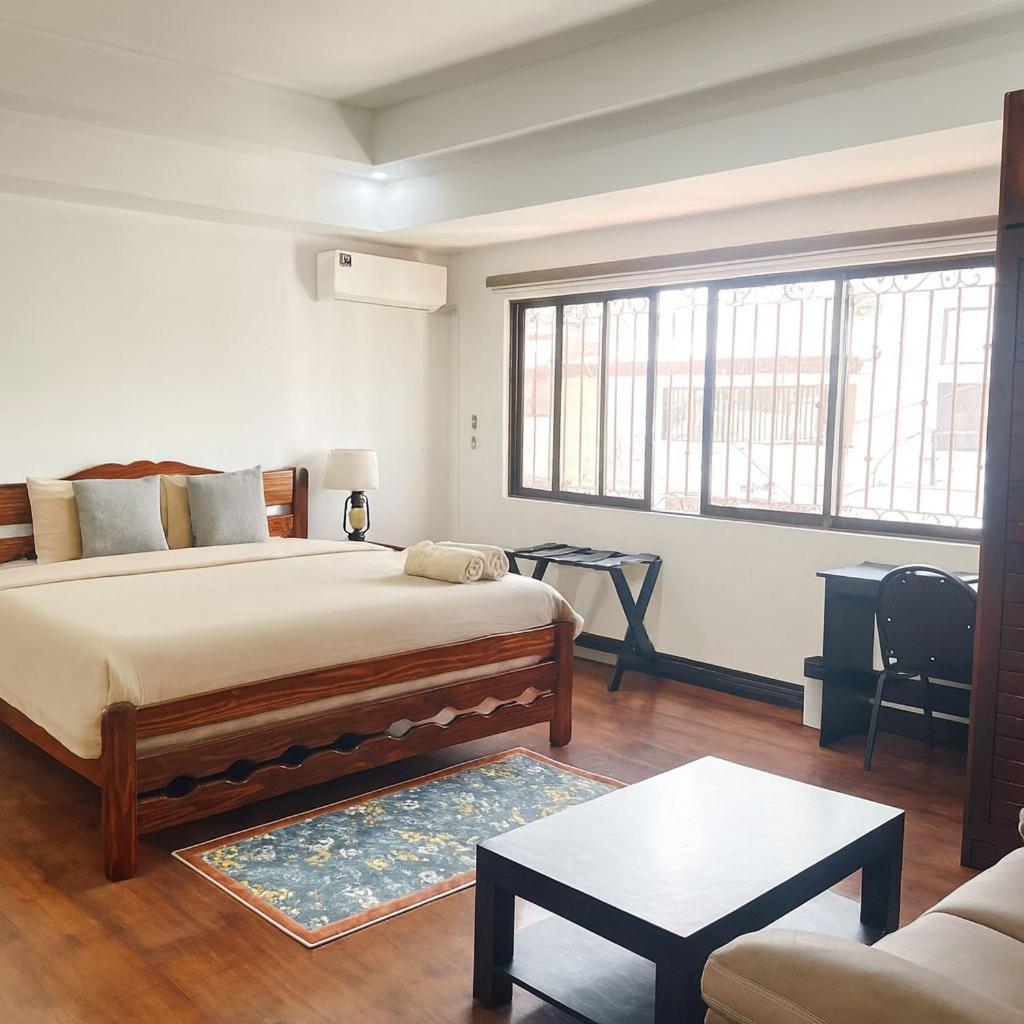 Habitación con cama extragrande.